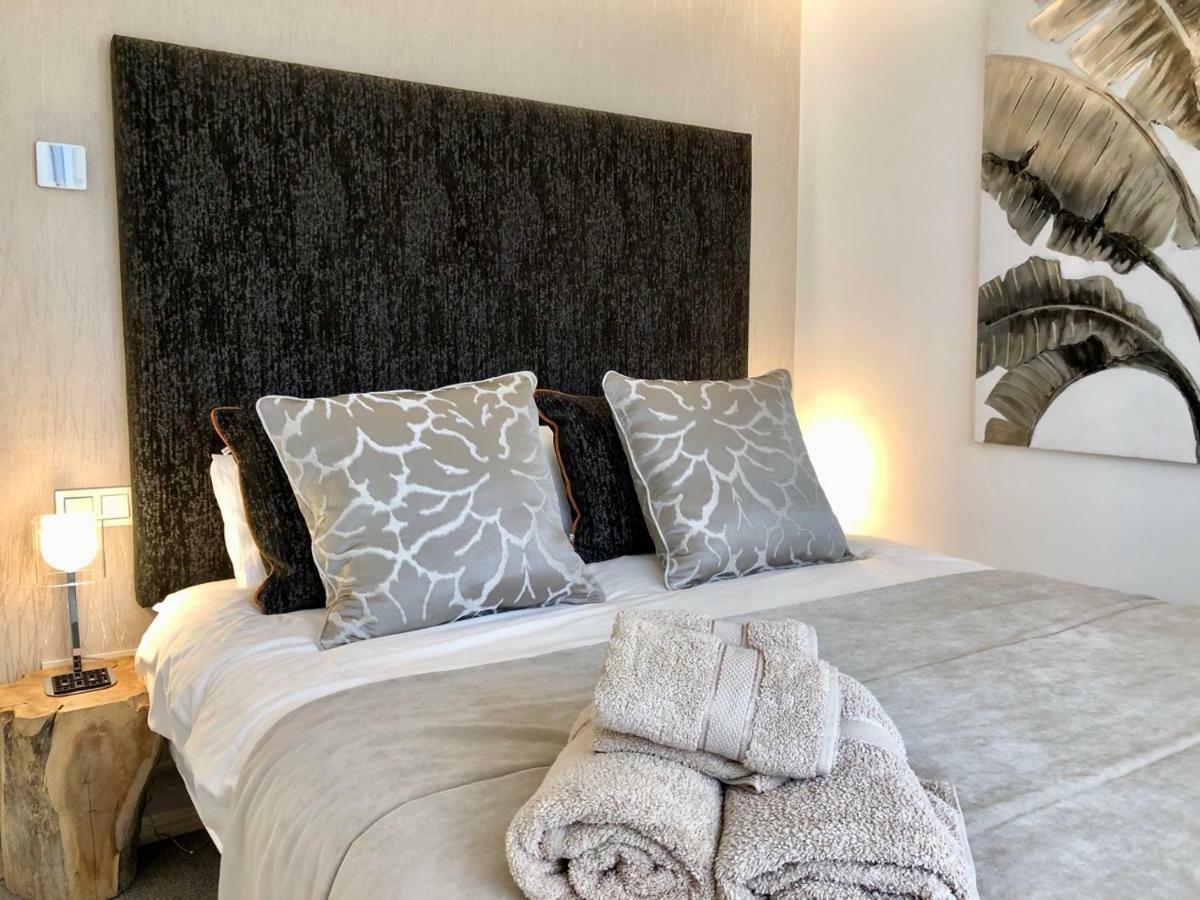 Luxury Apartment In La Isla, Walking Distance To Puerto Banus 马尔韦利亚 外观 照片
